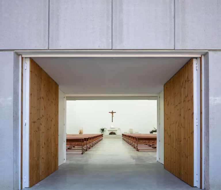Iglesia granadina Espíritu Santo renovada con pavimento minimalista de Pulimentos Zafra