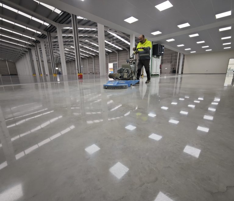 El pavimento industrial en 2026: innovación, resistencia y diseño